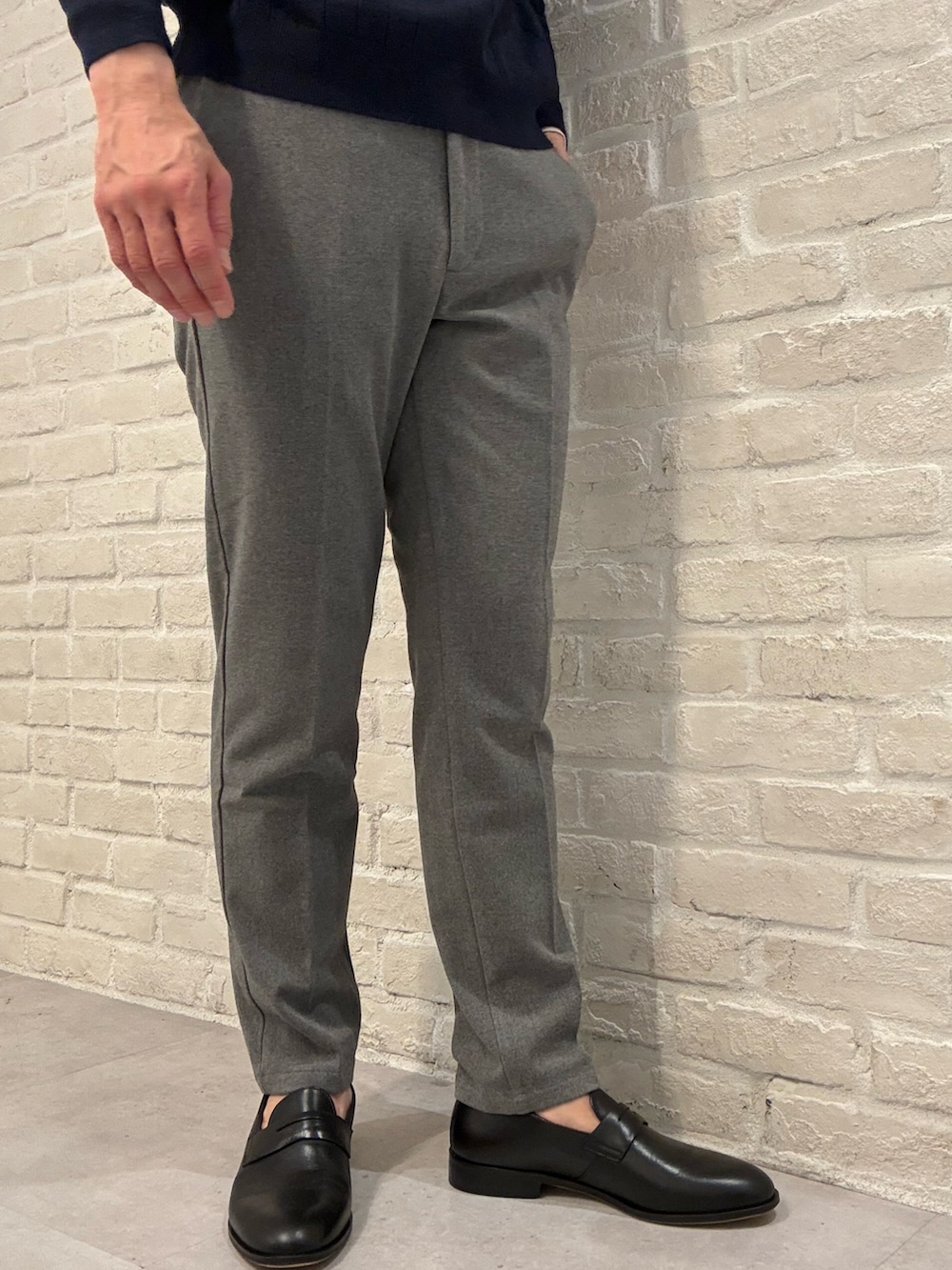 グレー系のセットアップ、グレー系のテーラードジャケット、グレー系のスラックスを着用したメンズの冬コーディネートの4枚目の写真