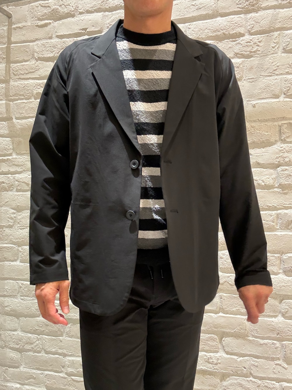 ブラック系のセットアップ、ブラック系のスラックス、ブラック系のTシャツ/カットソーを着用したメンズの夏コーディネートの2枚目の写真