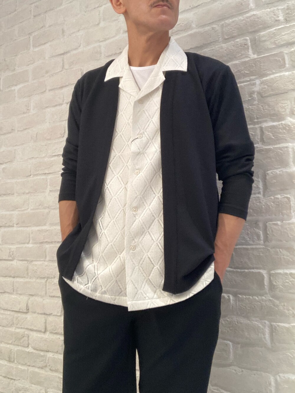 ブラック系のカーディガン/ボレロ、ホワイト系のTシャツ/カットソー、ホワイト系のシャツ/ブラウスを着用したメンズの春コーディネートの4枚目の写真