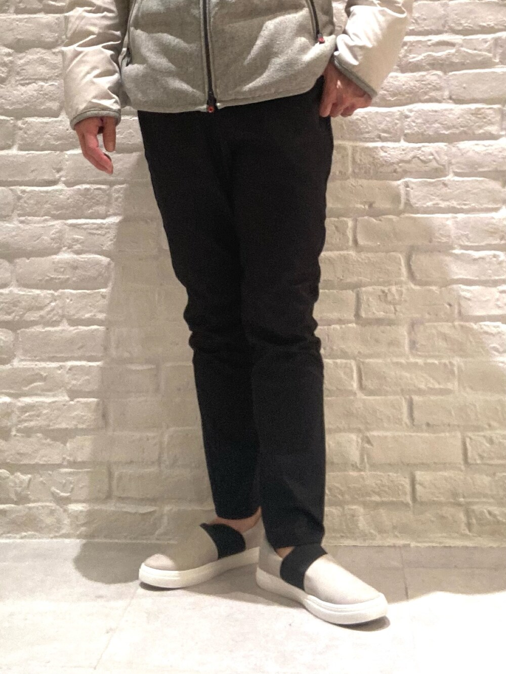 ベージュ系のダウンジャケット/コート、ブラウン系のTシャツ/カットソー、ブラック系のその他パンツを着用したメンズの秋コーディネートの5枚目の写真