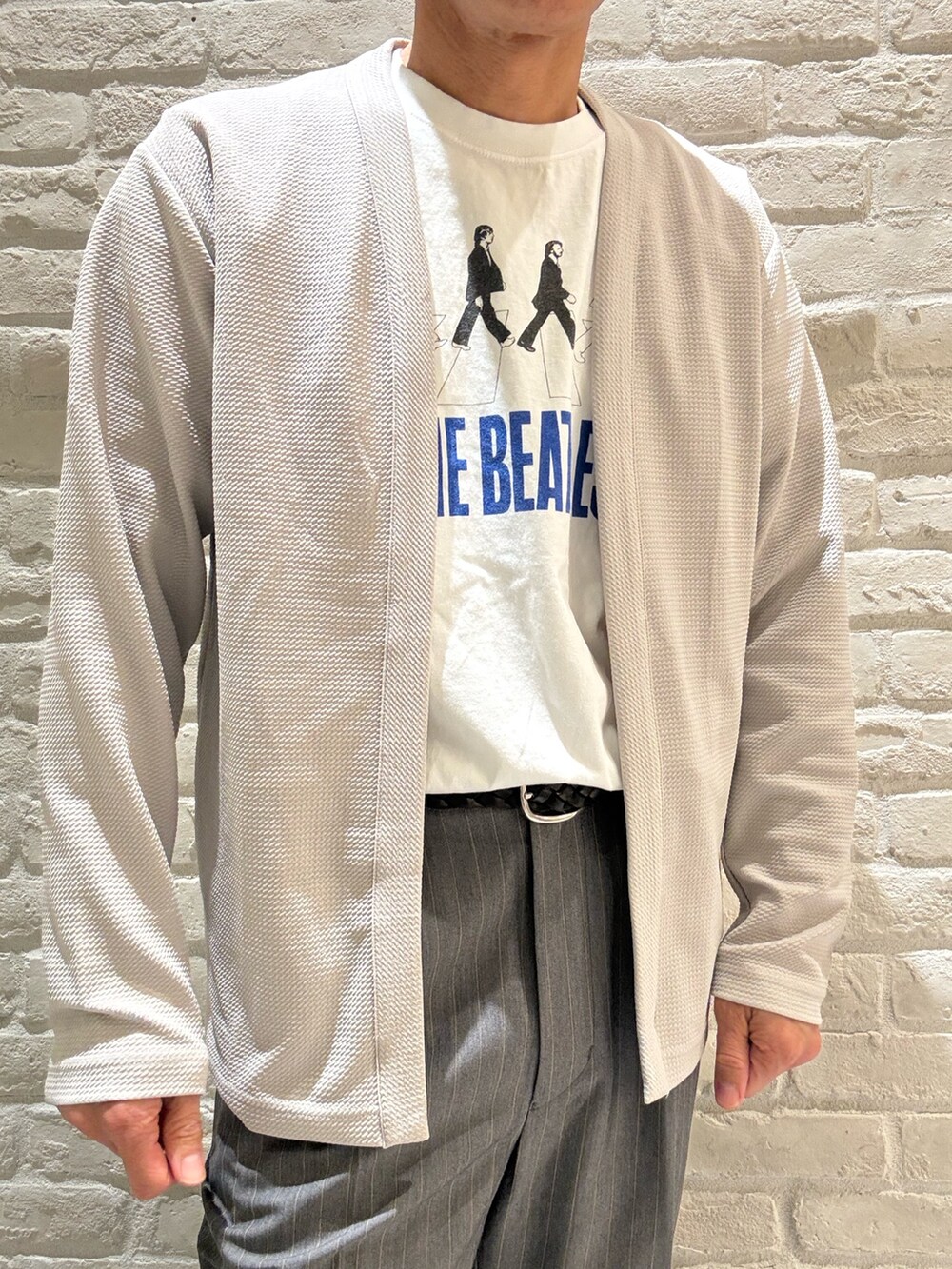 ベージュ系のカーディガン/ボレロ、グレー系のその他パンツ、ホワイト系のTシャツ/カットソーを着用したメンズの春コーディネートの2枚目の写真
