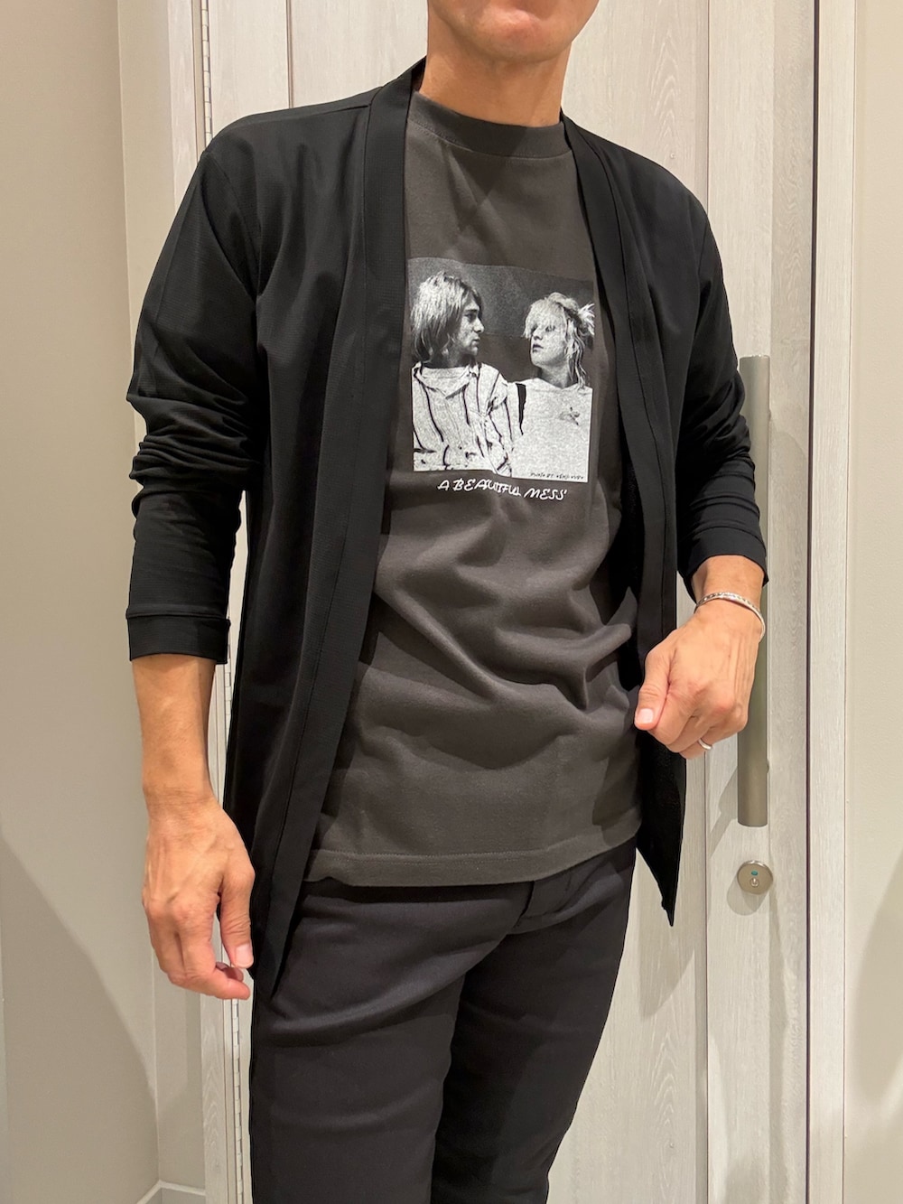 ブラック系のカーディガン/ボレロ、ブラック系のTシャツ/カットソー、ブラック系のその他パンツを着用したメンズの夏コーディネートの2枚目の写真