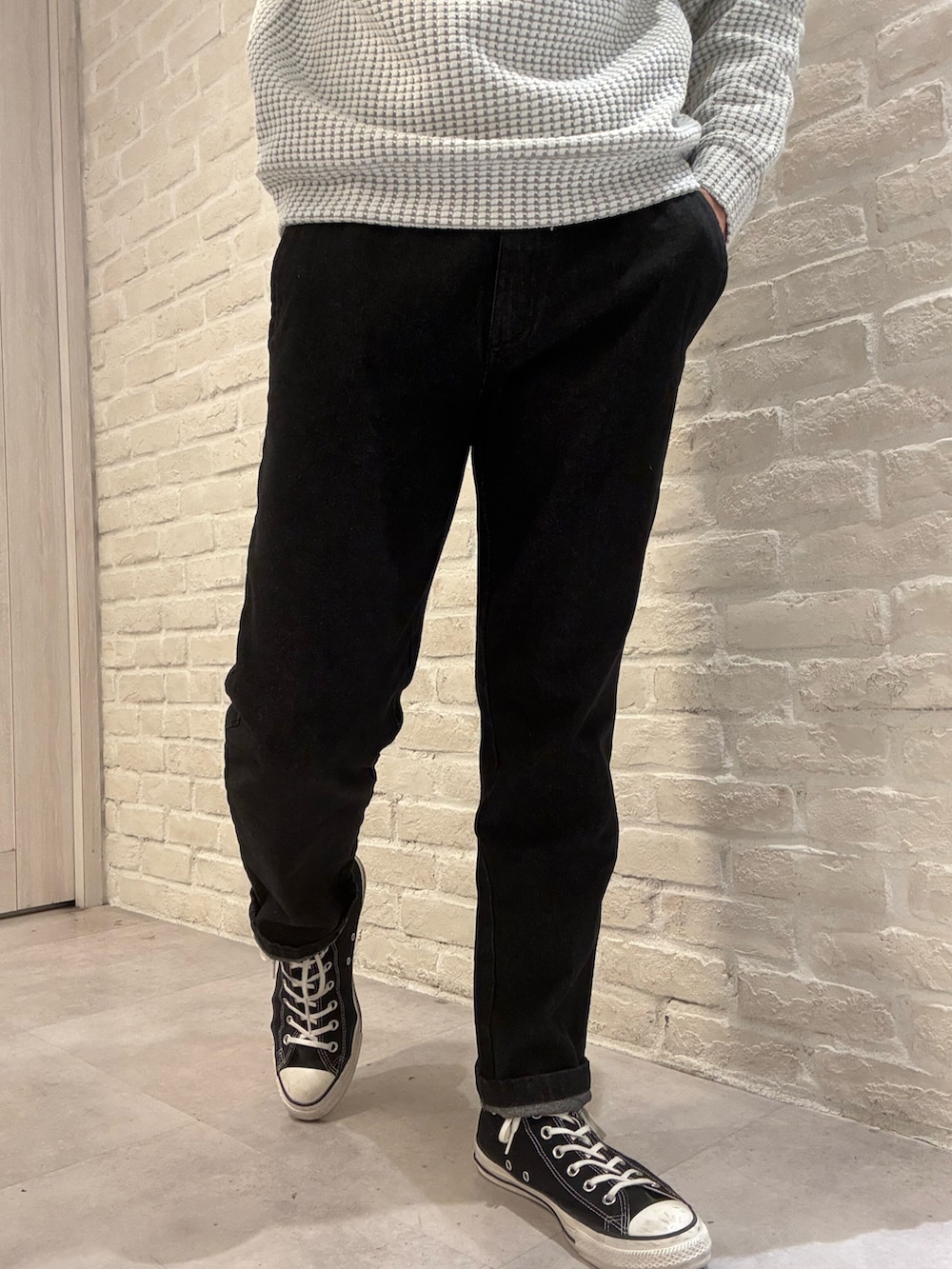 ベージュ系のライダースジャケット、ホワイト系のTシャツ/カットソー、ブラック系のデニムパンツを着用したメンズの春コーディネートの4枚目の写真