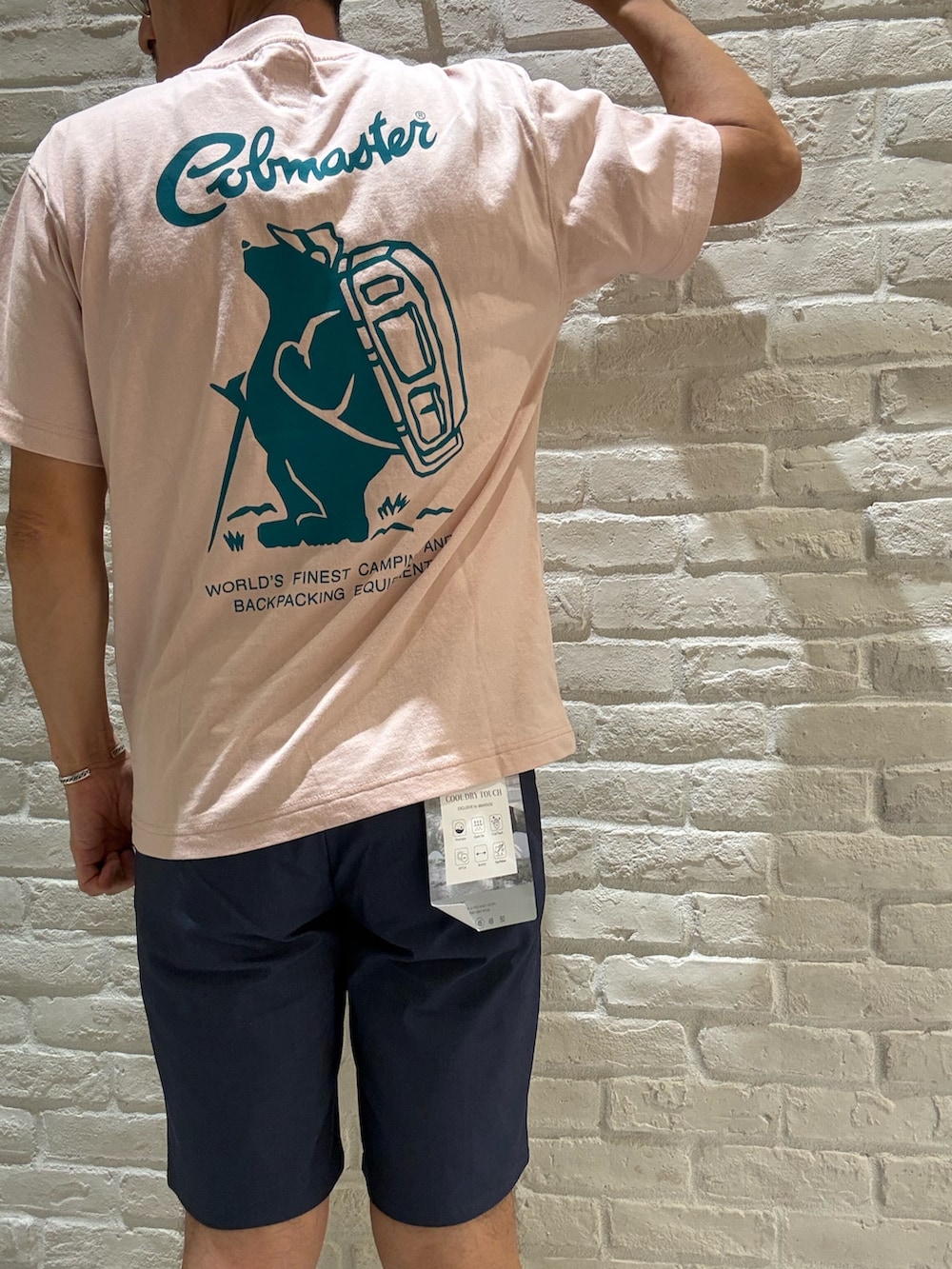 ホワイト系のシャツ/ブラウス、ピンク系のTシャツ/カットソー、ブルー系のその他パンツを着用したメンズの夏コーディネートの4枚目の写真