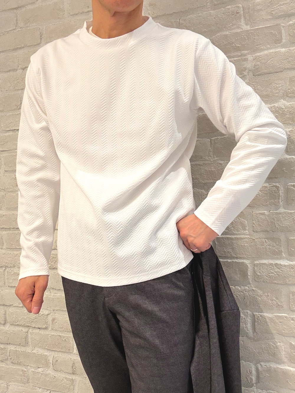 グレー系のスラックス、グレー系のテーラードジャケット、グレー系のセットアップを着用したメンズの春コーディネートの4枚目の写真