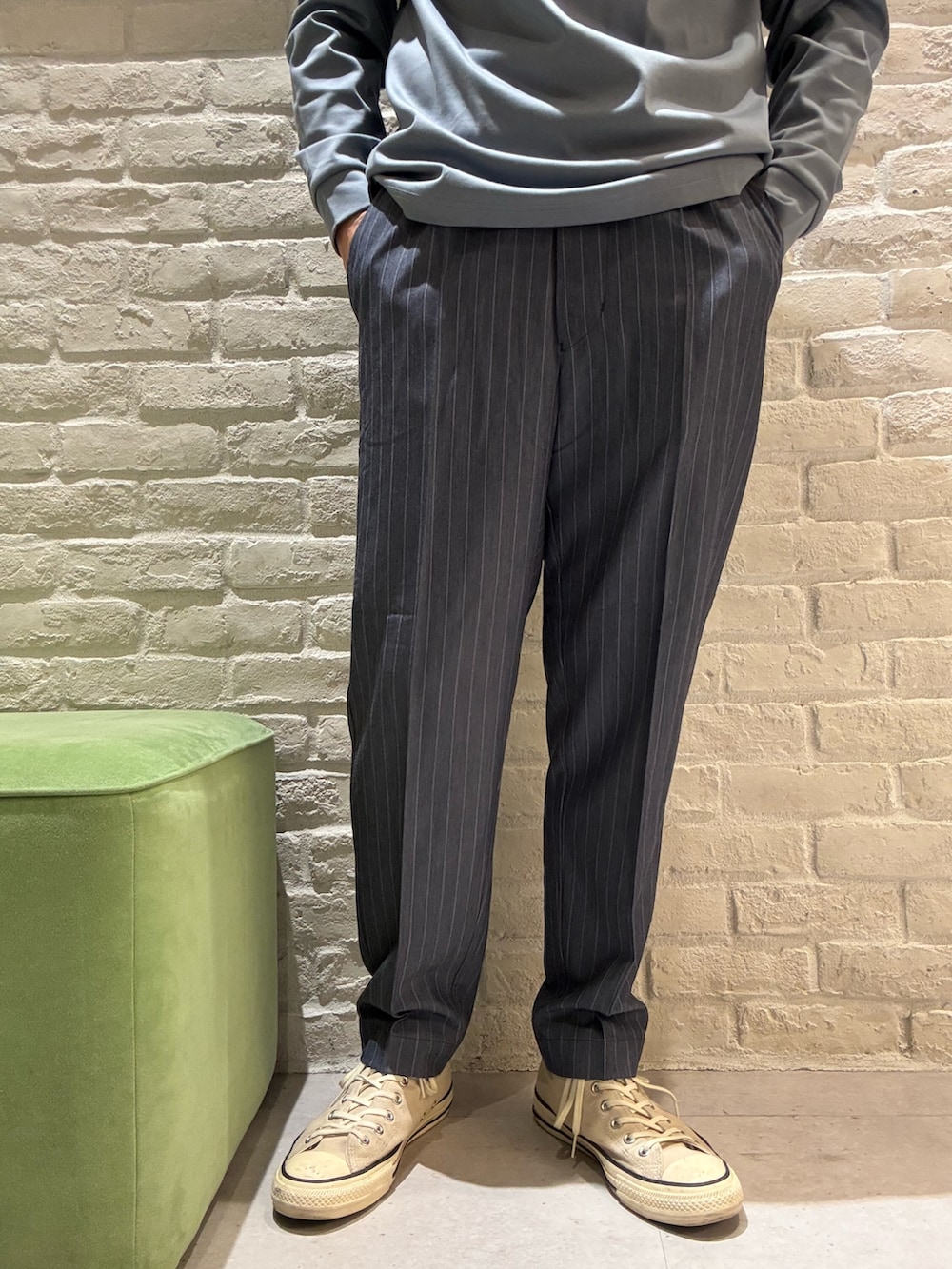 ブルー系のカーディガン/ボレロ、ブルー系のTシャツ/カットソー、ブルー系のその他パンツを着用したメンズの春コーディネートの5枚目の写真