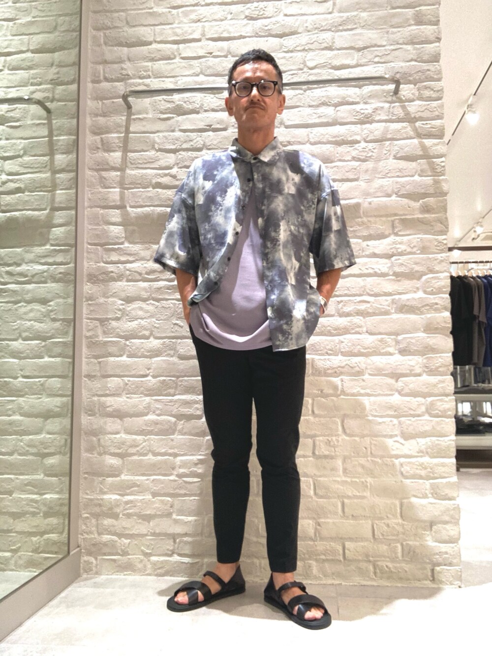 グレー系のシャツ/ブラウス、パープル系のTシャツ/カットソー、ブラック系のスラックスを着用したメンズの秋コーディネートの2枚目の写真