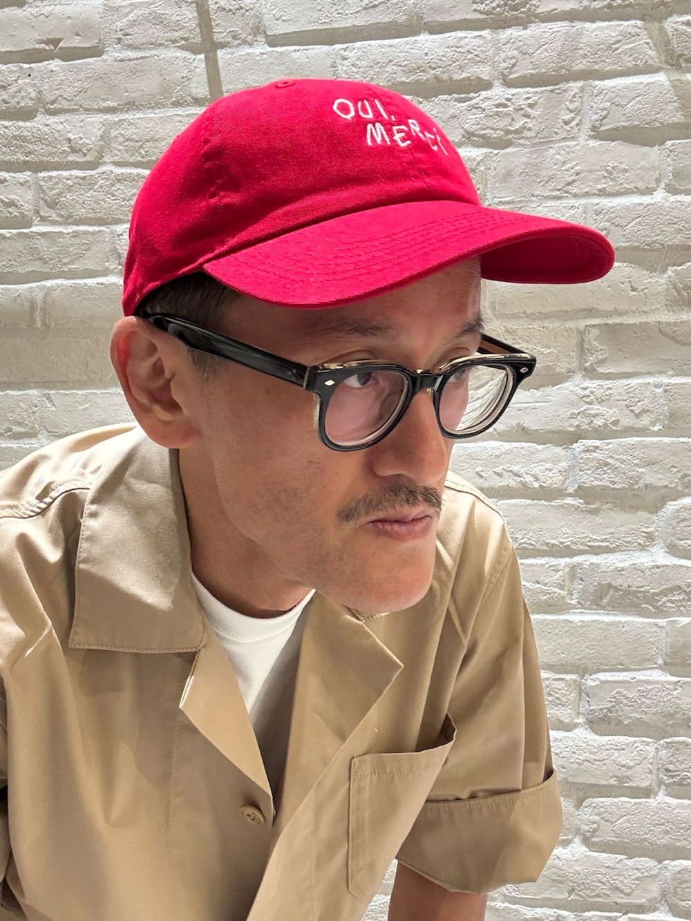ベージュ系のシャツ/ブラウス、ブラック系のその他パンツ、ホワイト系のTシャツ/カットソーを着用したメンズの夏コーディネートの3枚目の写真