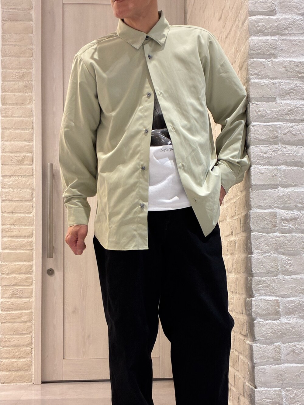 イエロー系のシャツ/ブラウス、その他のTシャツ/カットソーを着用したメンズの春コーディネートの4枚目の写真