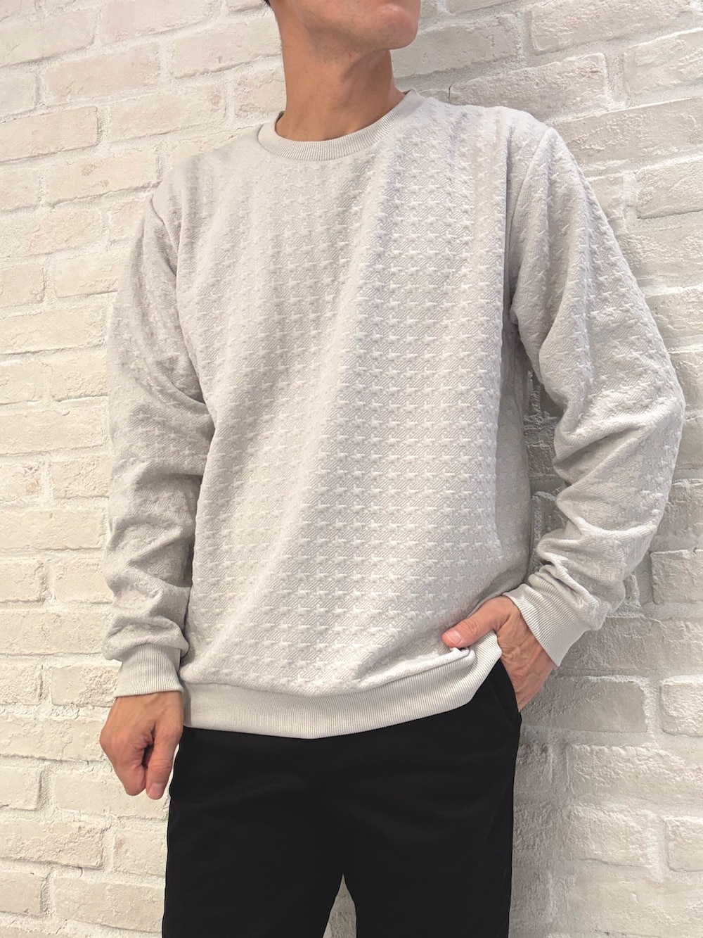 レッド系のシャツ/ブラウス、ベージュ系のTシャツ/カットソー、ブラック系のチノパンツを着用したメンズの秋コーディネートの3枚目の写真