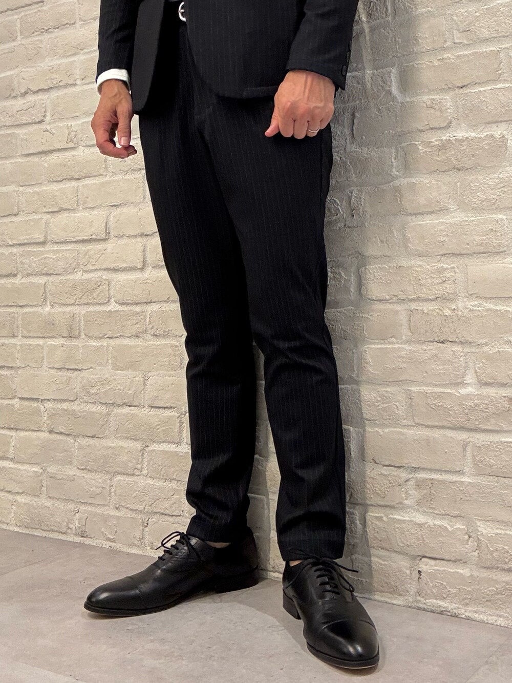 ホワイト系のシャツ/ブラウス、その他のテーラードジャケット、その他のセットアップを着用したメンズの秋コーディネートの4枚目の写真