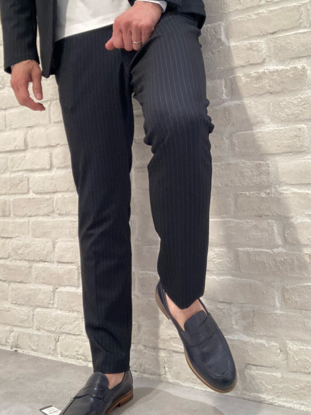 その他のテーラードジャケット、その他のスラックス、ホワイト系のTシャツ/カットソーを着用したメンズの春コーディネートの5枚目の写真