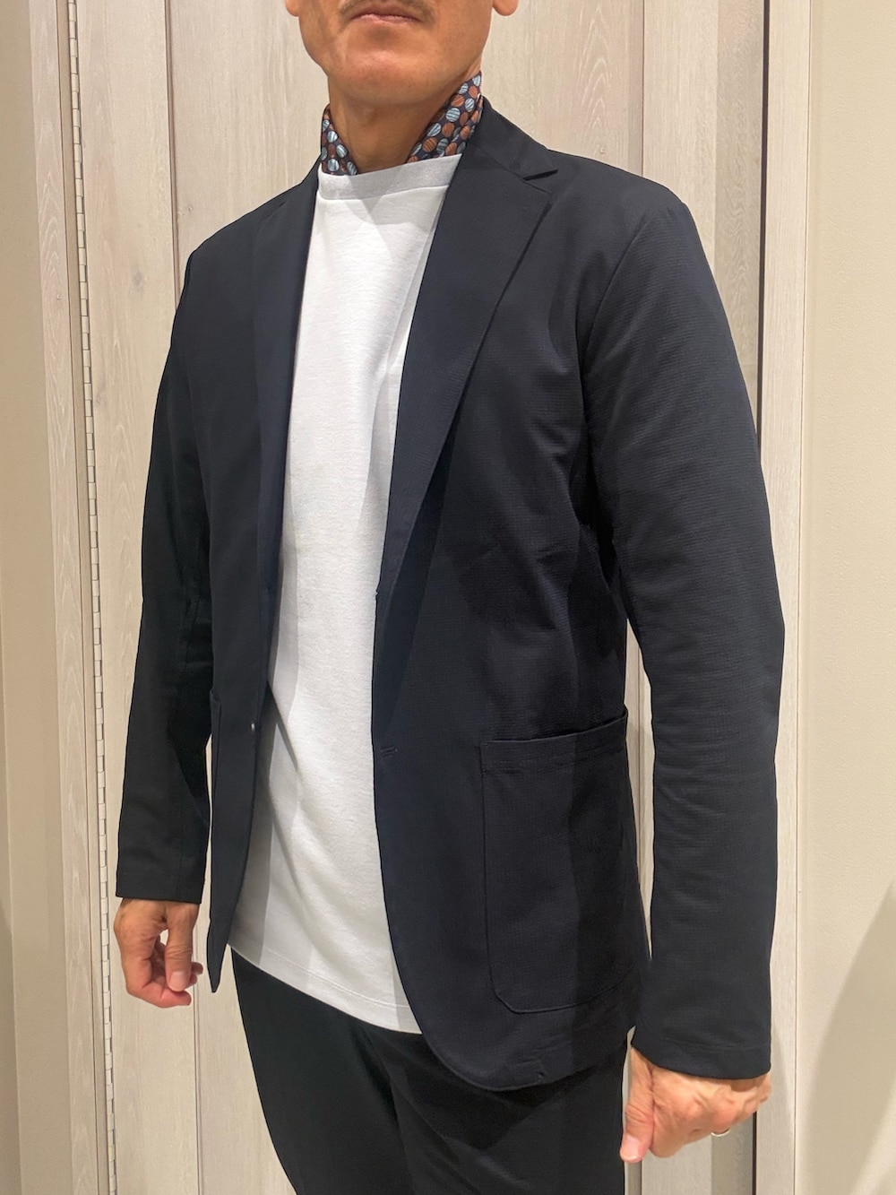 ブルー系のセットアップ、ブルー系のテーラードジャケット、ブルー系のTシャツ/カットソーを着用したメンズの夏コーディネートの2枚目の写真