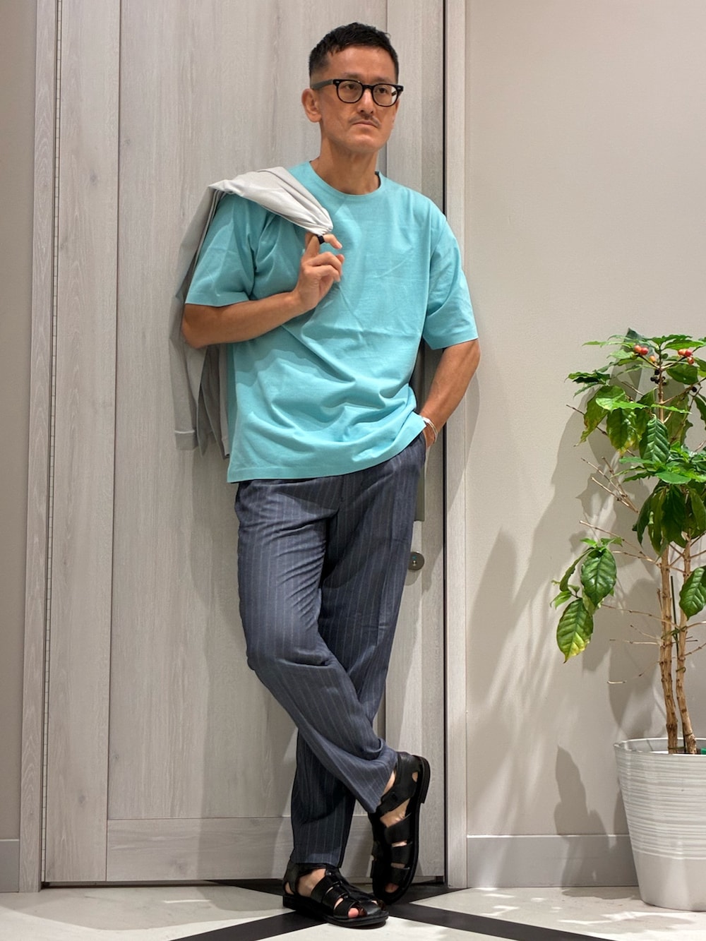 ベージュ系のカーディガン/ボレロ、グリーン系のTシャツ/カットソー、ブルー系のその他パンツを着用したメンズの夏コーディネートの2枚目の写真
