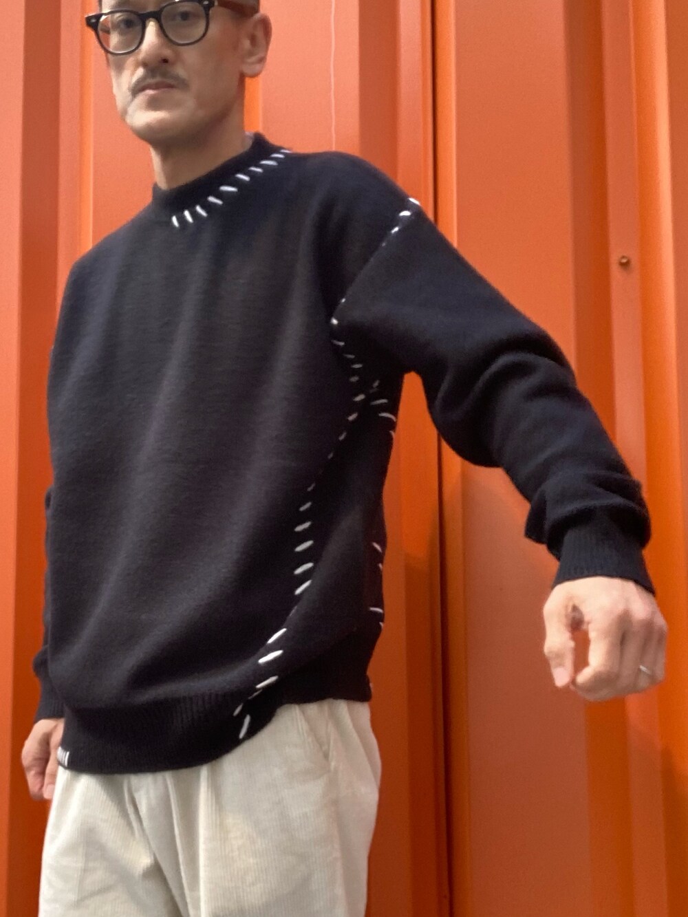 ブラック系のブルゾン、ブラック系のニット/セーターを着用したメンズの冬コーディネートの5枚目の写真