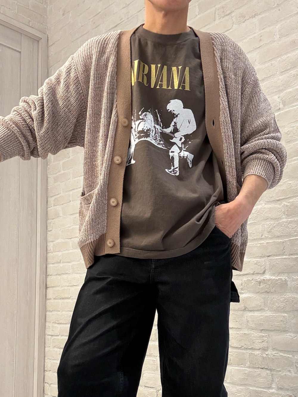 ブラウン系のTシャツ/カットソー、ベージュ系のカーディガン/ボレロを着用したメンズの春コーディネートの2枚目の写真