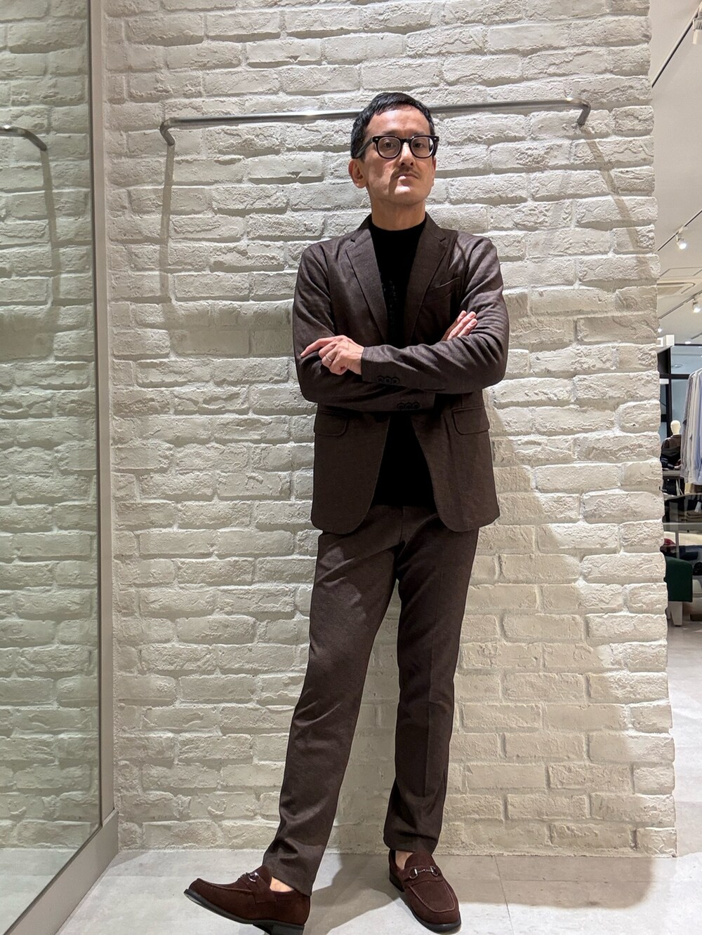 その他のセットアップ、その他のテーラードジャケット、ブラック系のニット/セーターを着用したメンズの秋コーディネートの3枚目の写真