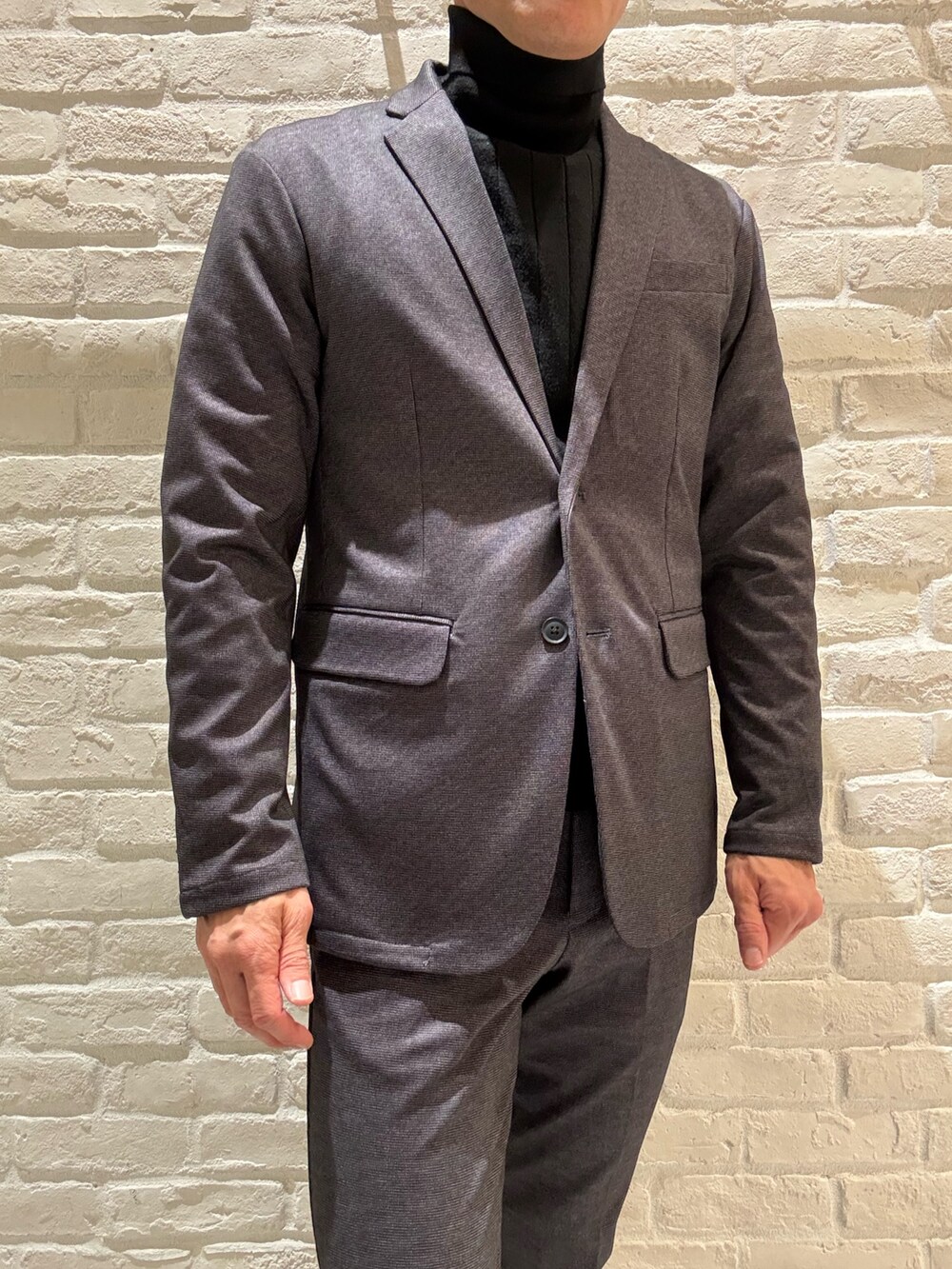 グレー系のスラックス、グレー系のセットアップ、グレー系のテーラードジャケットを着用したメンズの秋コーディネートの3枚目の写真