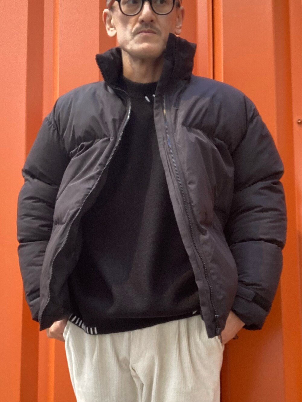 ブラック系のブルゾン、ブラック系のニット/セーターを着用したメンズの冬コーディネートの2枚目の写真