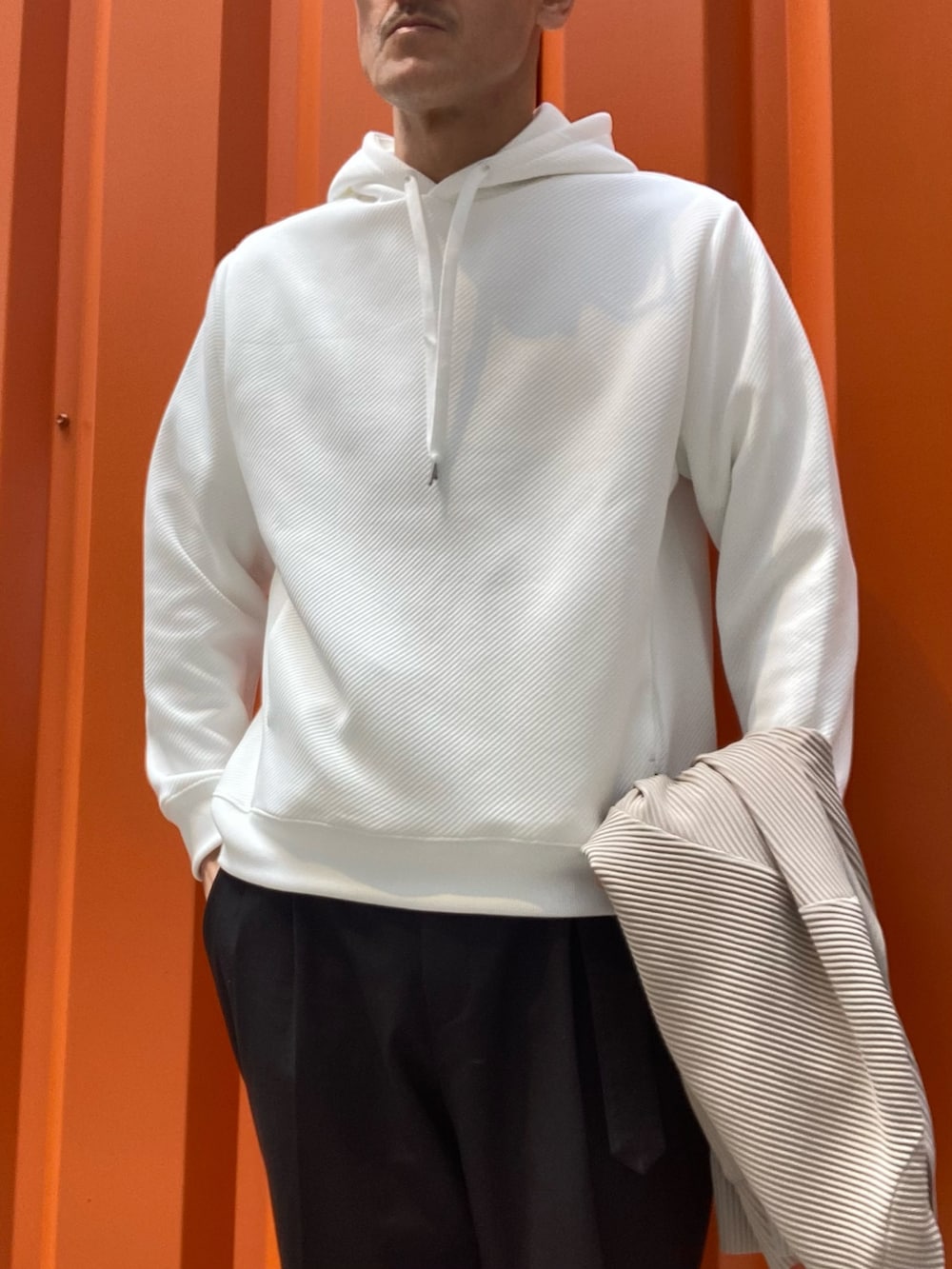 ベージュ系のカーディガン/ボレロ、ホワイト系のパーカーを着用したメンズの春コーディネートの4枚目の写真