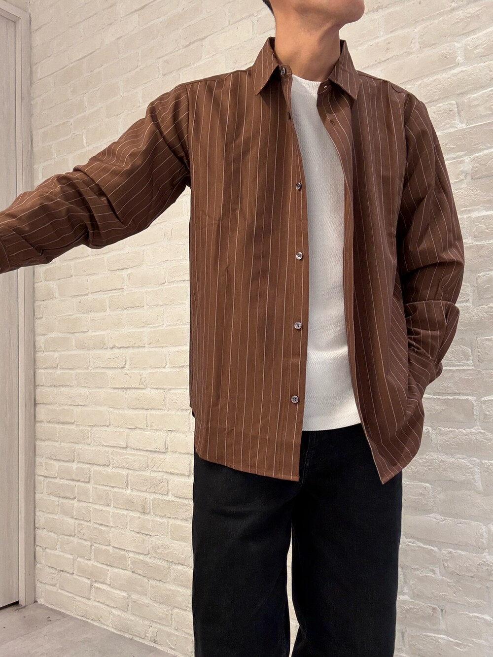 ブラウン系のシャツ/ブラウス、ホワイト系のTシャツ/カットソーを着用したメンズの秋コーディネートの2枚目の写真