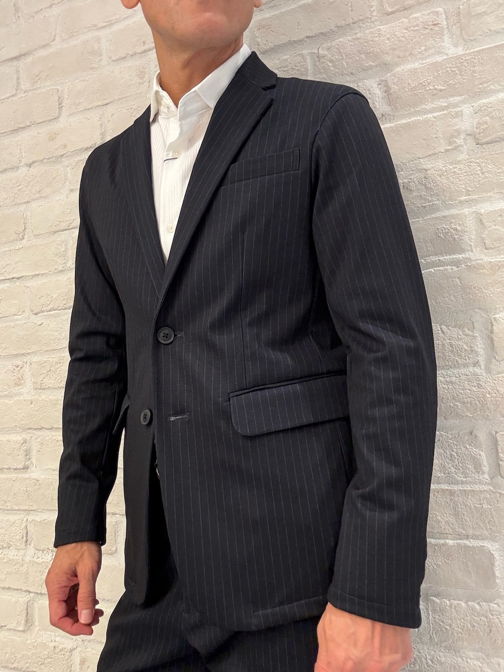 ホワイト系のシャツ/ブラウス、その他のテーラードジャケット、その他のセットアップを着用したメンズの秋コーディネートの2枚目の写真