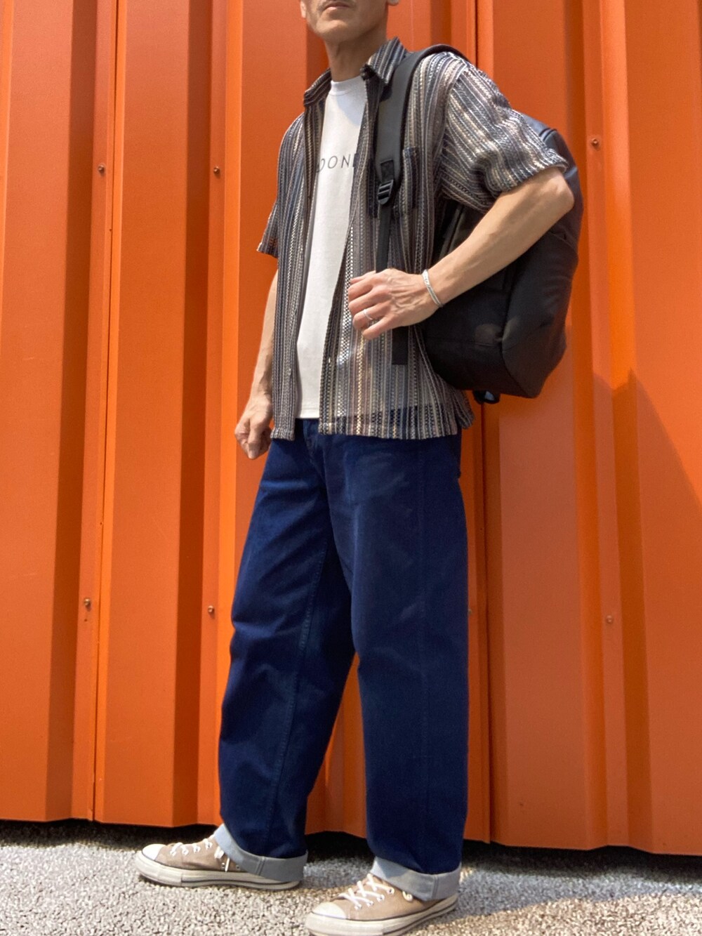 ブラウン系のシャツ/ブラウス、ベージュ系のTシャツ/カットソーを着用したメンズの春コーディネートの3枚目の写真