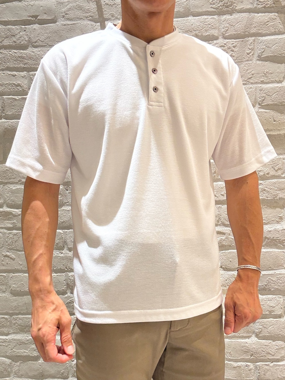 グリーン系のシャツ/ブラウス、ホワイト系のTシャツ/カットソー、ベージュ系のその他パンツを着用したメンズの夏コーディネートの3枚目の写真