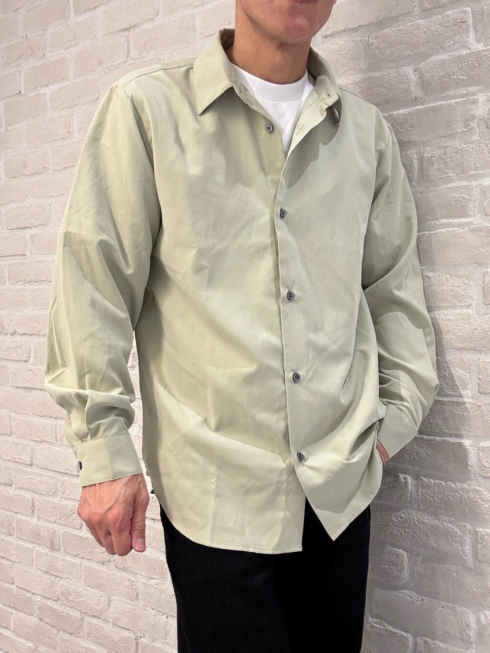 イエロー系のシャツ/ブラウス、その他のTシャツ/カットソーを着用したメンズの春コーディネートの2枚目の写真