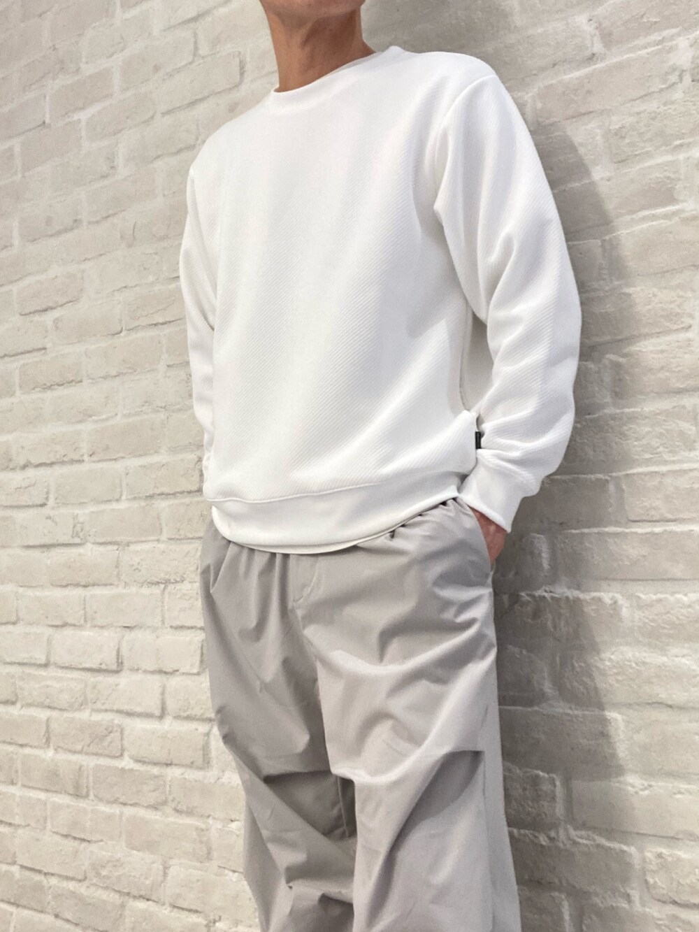 グリーン系のシャツ/ブラウス、ホワイト系のTシャツ/カットソー、グレー系のその他パンツを着用したメンズの春コーディネートの4枚目の写真