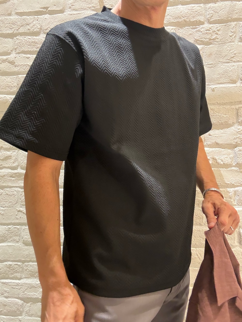 オレンジ系のシャツ/ブラウス、ブラック系のTシャツ/カットソー、グレー系のその他パンツを着用したメンズの秋コーディネートの3枚目の写真