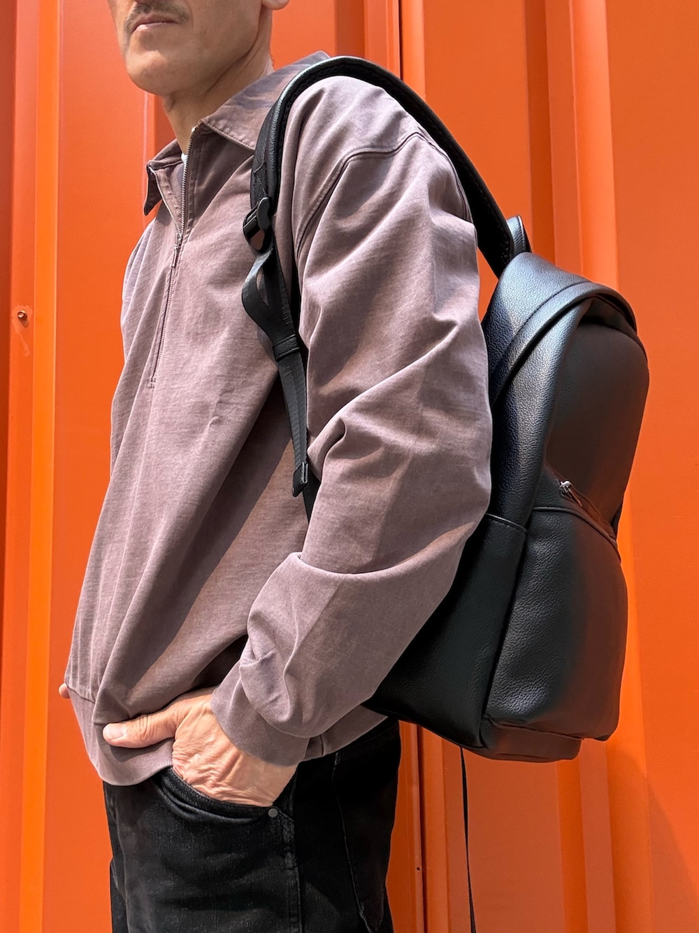 レッド系のTシャツ/カットソー、ブラック系のバックパック/リュックを着用したメンズの春コーディネートの3枚目の写真