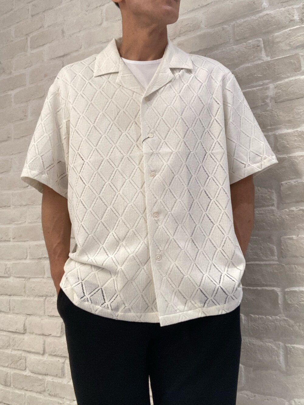 ブラック系のカーディガン/ボレロ、ホワイト系のTシャツ/カットソー、ホワイト系のシャツ/ブラウスを着用したメンズの春コーディネートの3枚目の写真