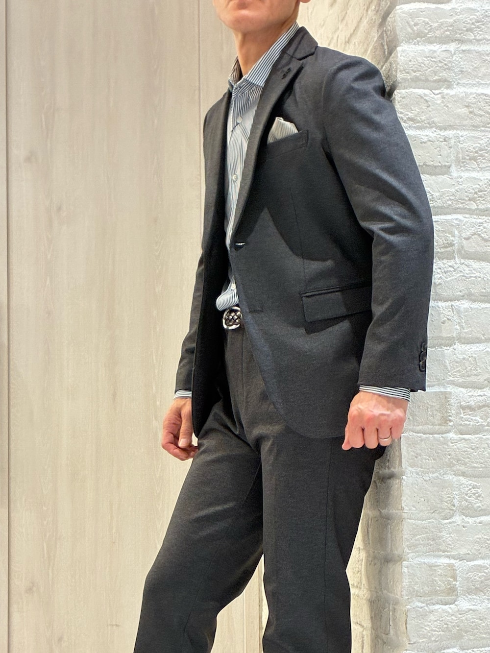 グレー系のテーラードジャケット、グレー系のスラックス、ブルー系のシャツ/ブラウスを着用したメンズの春コーディネートの2枚目の写真