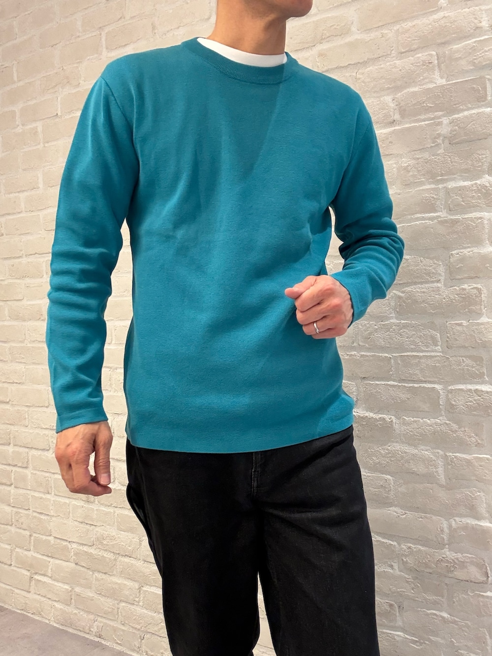 ベージュ系のブルゾン、グリーン系のニット/セーターを着用したメンズの春コーディネートの4枚目の写真