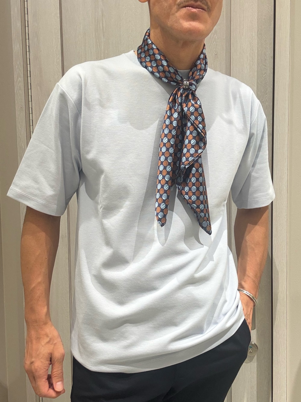 ブルー系のセットアップ、ブルー系のテーラードジャケット、ブルー系のTシャツ/カットソーを着用したメンズの夏コーディネートの4枚目の写真