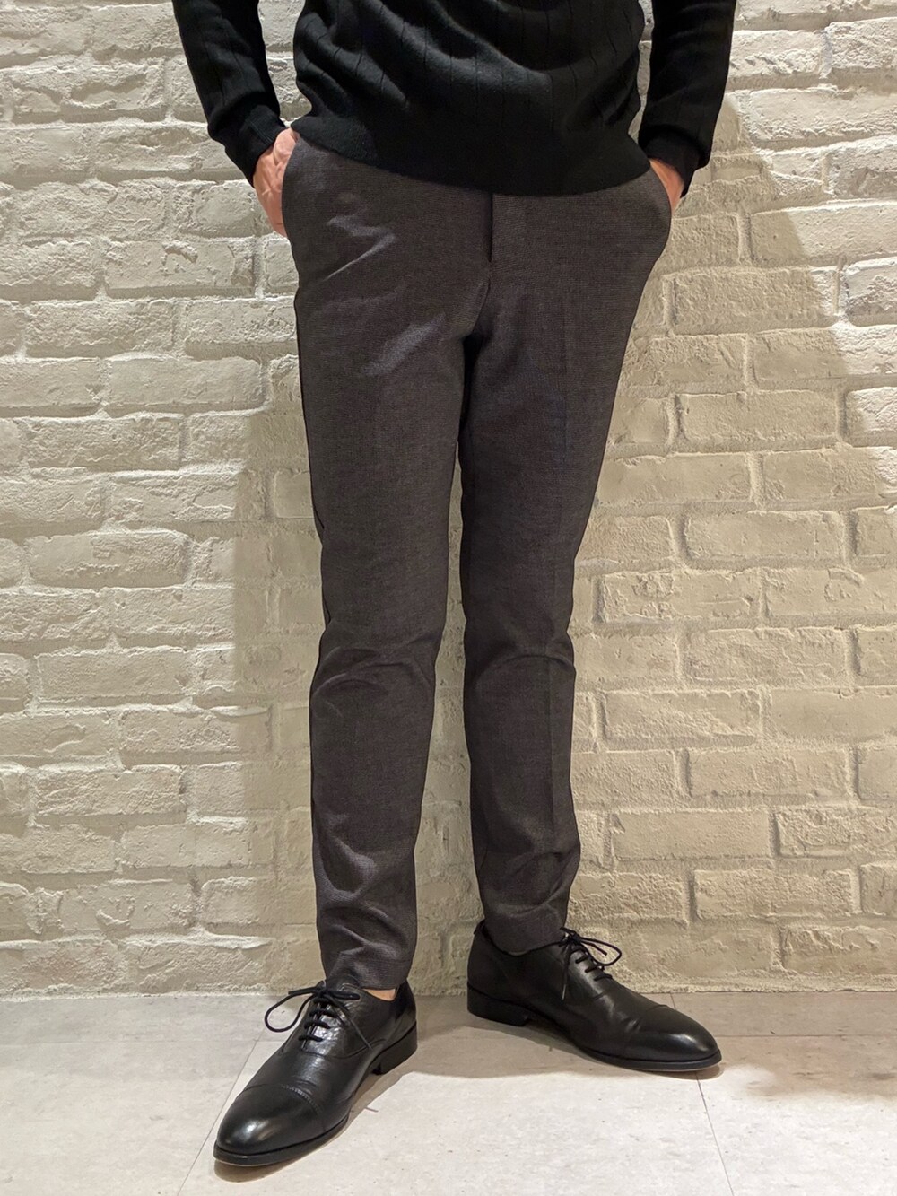 グレー系のスラックス、グレー系のセットアップ、グレー系のテーラードジャケットを着用したメンズの秋コーディネートの7枚目の写真