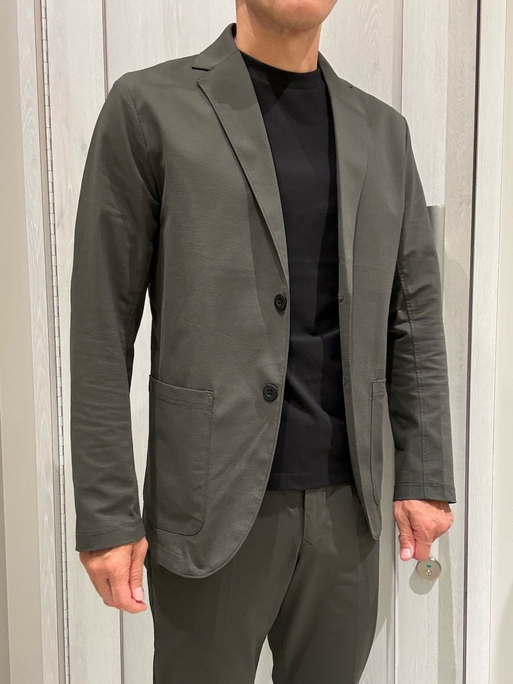 ブラウン系のセットアップ、ブラウン系のテーラードジャケット、ブラック系のTシャツ/カットソーを着用したメンズの夏コーディネートの2枚目の写真