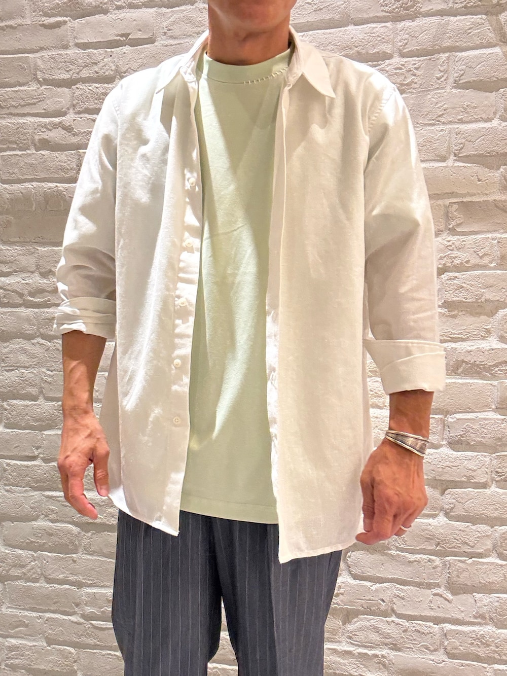 ホワイト系のシャツ/ブラウス、イエロー系のTシャツ/カットソー、ブルー系のその他パンツを着用したメンズの夏コーディネートの3枚目の写真