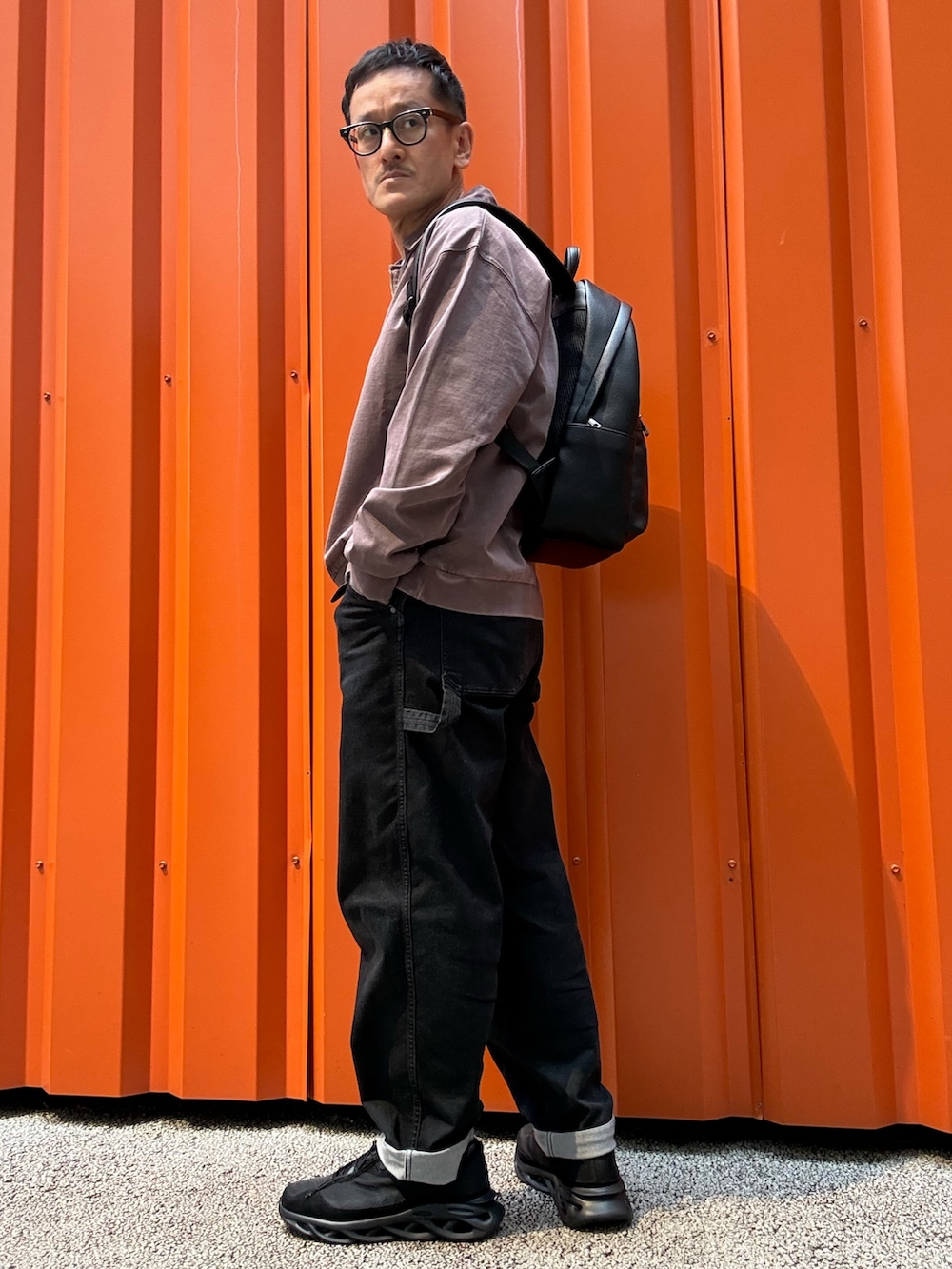 レッド系のTシャツ/カットソー、ブラック系のバックパック/リュックを着用したメンズの春コーディネートの2枚目の写真
