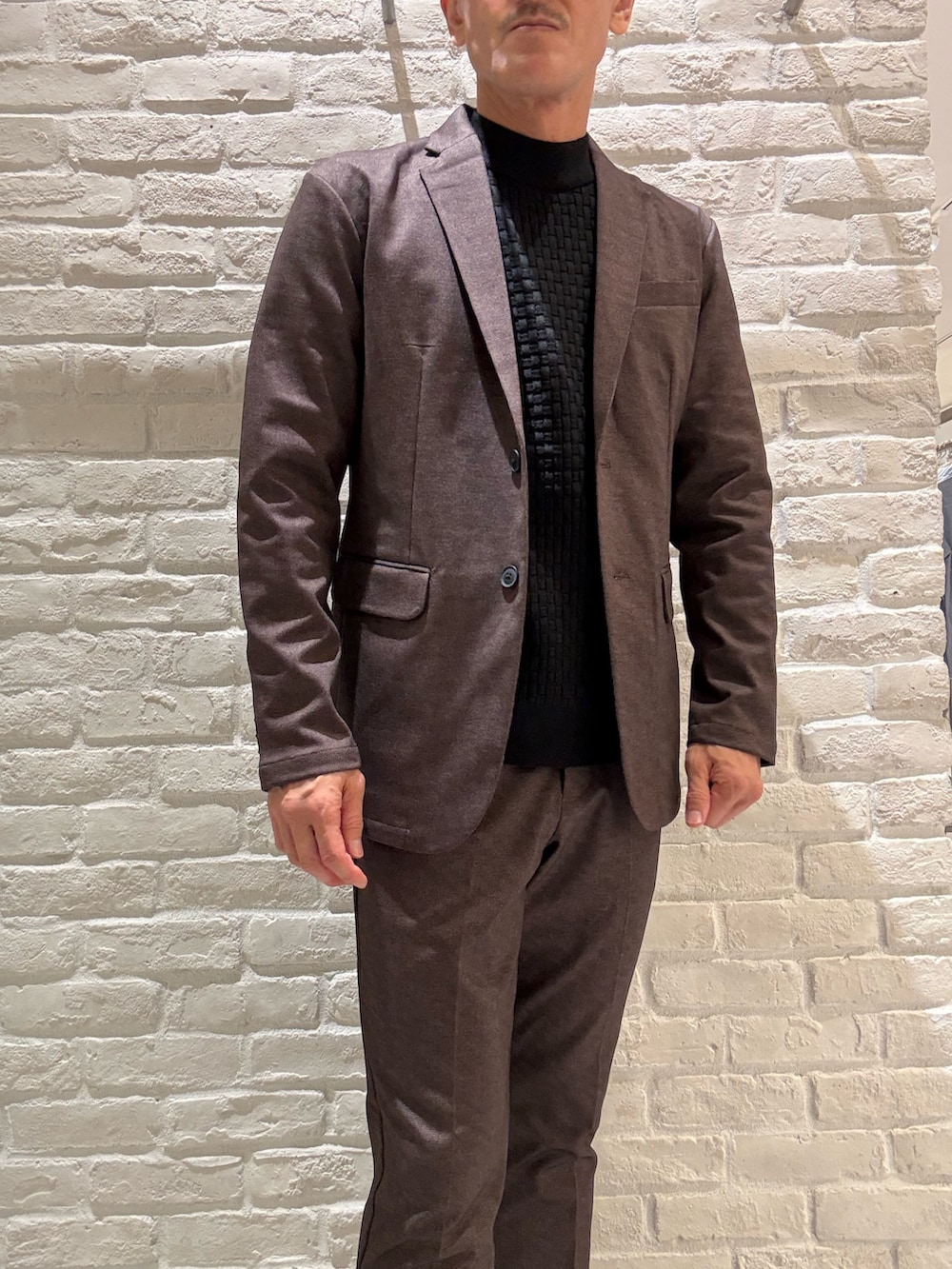 その他のセットアップ、その他のテーラードジャケット、ブラック系のニット/セーターを着用したメンズの秋コーディネートの4枚目の写真