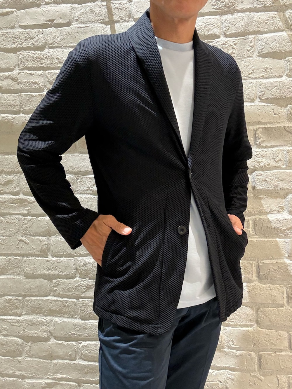 ブルー系のスラックス、ブルー系のTシャツ/カットソー、ブルー系のブルゾンを着用したメンズの夏コーディネートの2枚目の写真