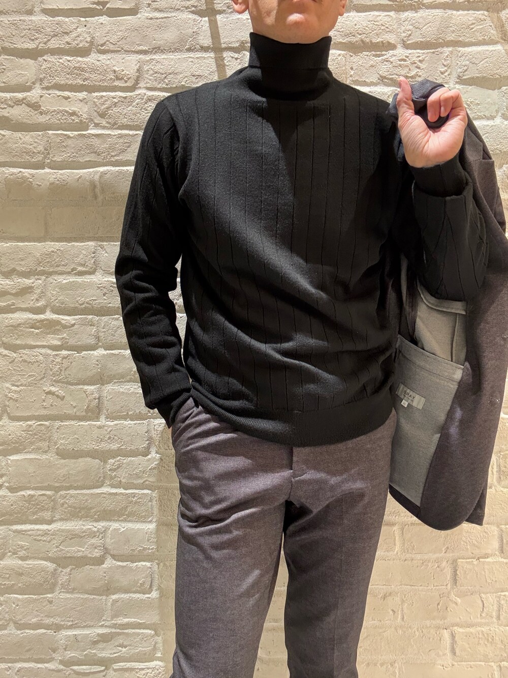 グレー系のスラックス、グレー系のセットアップ、グレー系のテーラードジャケットを着用したメンズの秋コーディネートの5枚目の写真