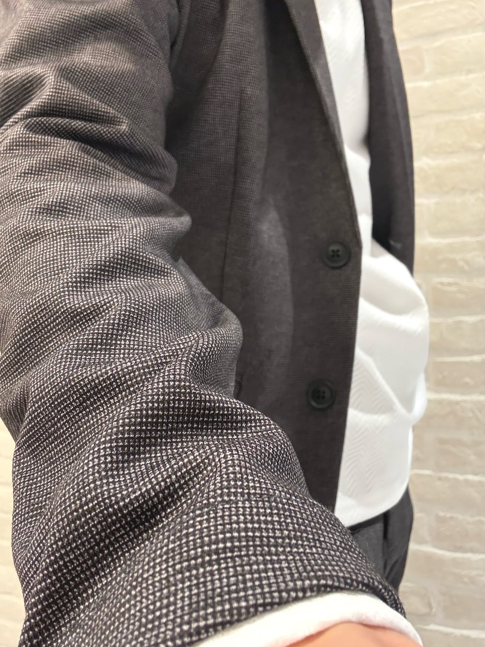 グレー系のスラックス、グレー系のテーラードジャケット、グレー系のセットアップを着用したメンズの春コーディネートの3枚目の写真