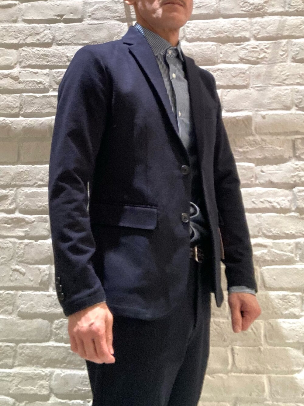 ブルー系のセットアップ、ブルー系のテーラードジャケット、ブルー系のシャツ/ブラウスを着用したメンズの冬コーディネートの3枚目の写真