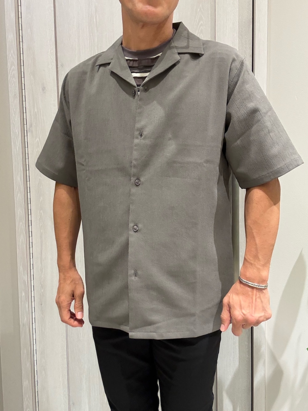 ブラウン系のシャツ/ブラウス、グレー系のTシャツ/カットソー、ブラック系のその他パンツを着用したメンズの夏コーディネートの2枚目の写真