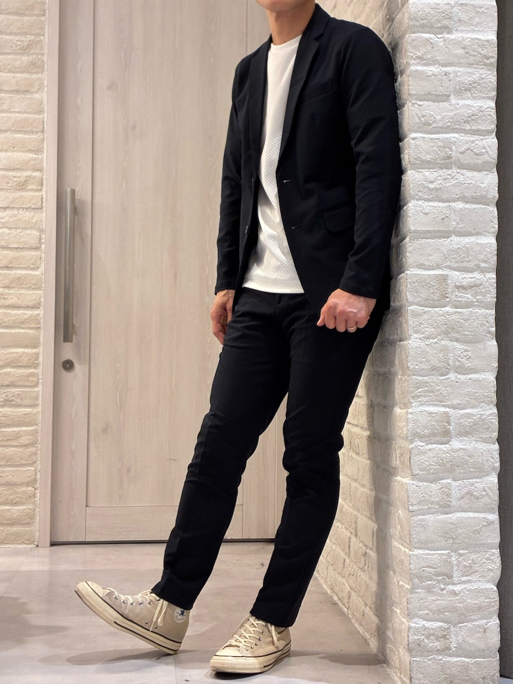 ブルー系のセットアップ、ブルー系のテーラードジャケット、ホワイト系のTシャツ/カットソーを着用したメンズの春コーディネートの2枚目の写真