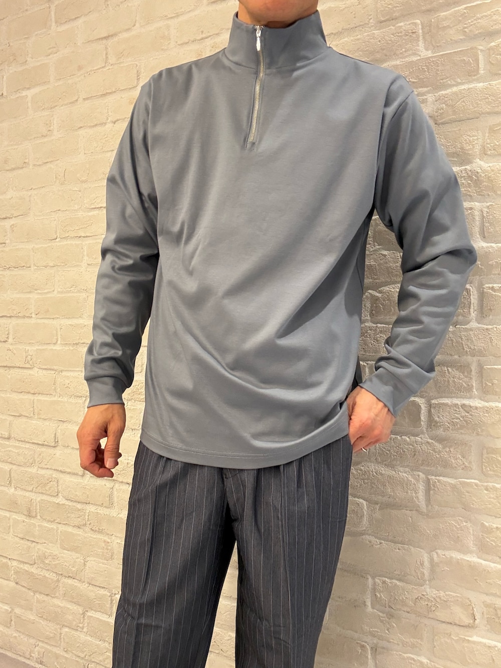 ブルー系のカーディガン/ボレロ、ブルー系のTシャツ/カットソー、ブルー系のその他パンツを着用したメンズの春コーディネートの4枚目の写真