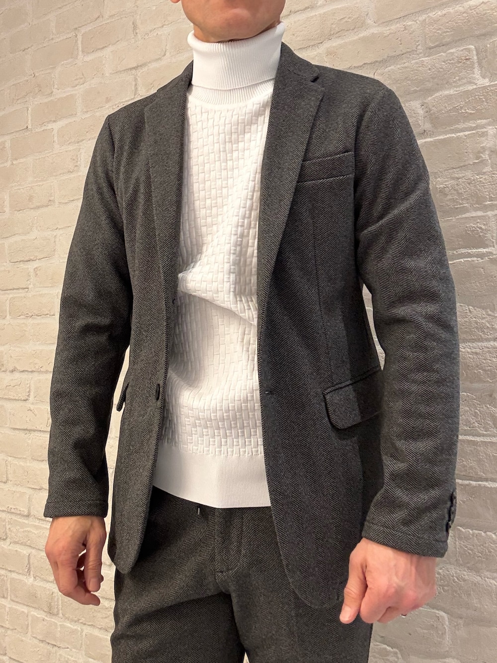 ブラック系のスラックス、ブラック系のセットアップ、ブラック系のテーラードジャケットを着用したメンズの冬コーディネートの2枚目の写真