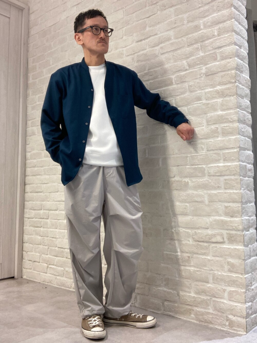 グリーン系のシャツ/ブラウス、ホワイト系のTシャツ/カットソー、グレー系のその他パンツを着用したメンズの春コーディネートの2枚目の写真